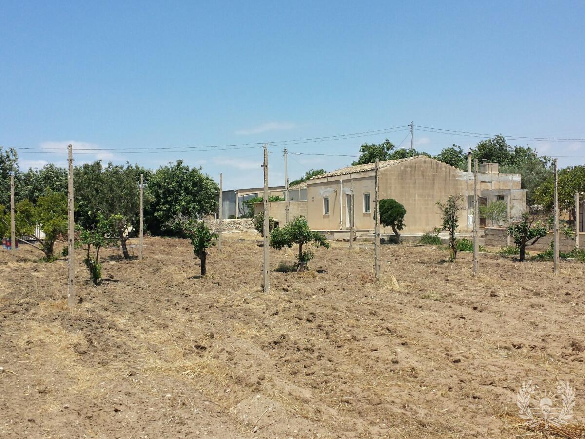 Rustico vista mare da ristrutturare con terreno a Scicli