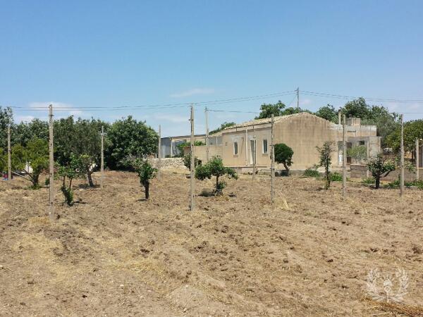 Rustico vista mare da ristrutturare con terreno a Scicli