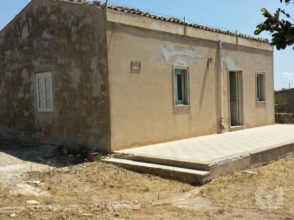 Rustico vista mare da ristrutturare con terreno a Scicli 2